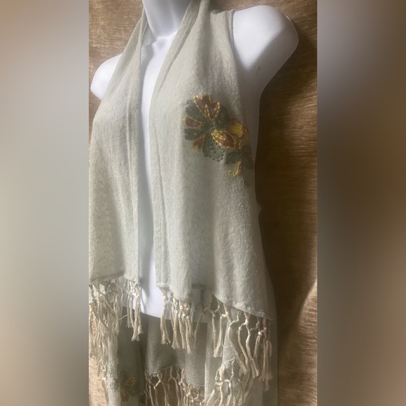 Lulumari Fringe Floral Embroidery Vest - Picture 7 of 16